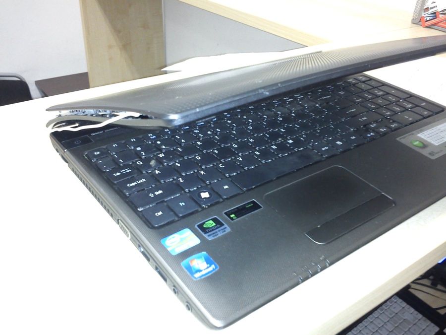 Uszkodzona obudowa uszkodzona obudowa w laptopie