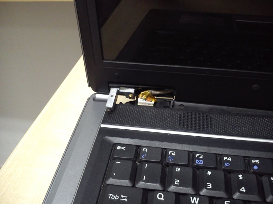 uszkodzone zawiasy w laptopie